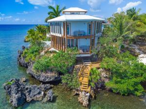 een luchtzicht op een huis op een rotsachtig eiland bij Stunning views at - Villa Aire apts in Roatan