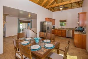 uma cozinha e sala de jantar com mesa e cadeiras em Tortuga Terrace-43 Lawson Rock Home em Roatán