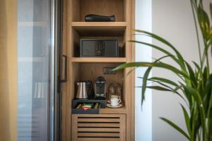 イラクリオン・タウンにあるDimargio Luxury Hotel & Spaの食器棚(電子レンジ、コーヒーメーカー付)