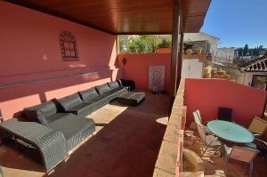 un patio con sofá y mesa en un edificio en House&Cave Parking and Terrace, in the city en Granada