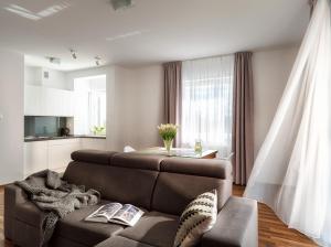 uma sala de estar com um sofá e uma mesa em Atrium Apartamenty em Sarbinowo