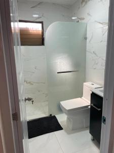 聖斐利－銀港的住宿－Hanas paradise，白色的浴室设有卫生间和水槽。