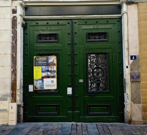 Fasada lub wejście do obiektu Sweet Nina Jazz Appartement pour 5 voyageurs, situé à la Place de la République, avec parking et lit queen size