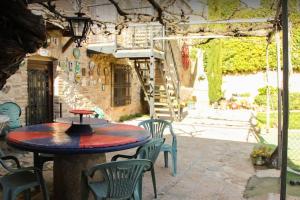 un patio con una mesa y sillas y una escalera en Casa Rural Espasa en Espluga de Francolí