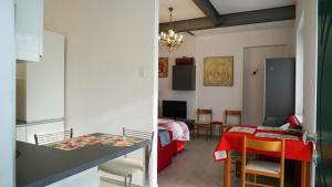 Apartamento pequeño con comedor y dormitorio en Loft Milena Malpensa Milano Laghi, en Busto Arsizio
