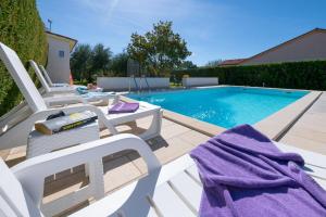 Bazén v ubytování VILLA LIVIA with three nice apartments, swimming pool, childrens playground, barbecue and free parking nebo v jeho okolí