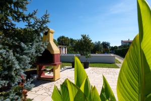 Zahrada ubytování VILLA LIVIA with three nice apartments, swimming pool, childrens playground, barbecue and free parking