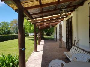 un patio con pergolato in legno e 2 panche di Casa quinta Santa Ines a Buenos Aires