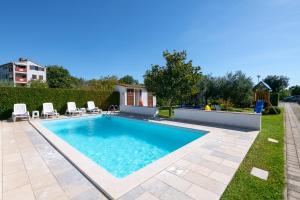 Bazén v ubytování VILLA LIVIA with three nice apartments, swimming pool, childrens playground, barbecue and free parking nebo v jeho okolí