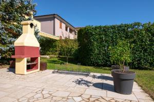 Zahrada ubytování VILLA LIVIA with three nice apartments, swimming pool, childrens playground, barbecue and free parking