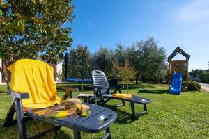 Zahrada ubytování VILLA LIVIA with three nice apartments, swimming pool, childrens playground, barbecue and free parking