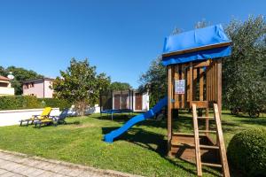 Herní místnost nebo prostor pro děti v ubytování VILLA LIVIA with three nice apartments, swimming pool, childrens playground, barbecue and free parking