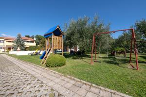 Herní místnost nebo prostor pro děti v ubytování VILLA LIVIA with three nice apartments, swimming pool, childrens playground, barbecue and free parking