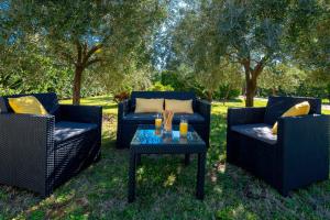 Zahrada ubytování VILLA LIVIA with three nice apartments, swimming pool, childrens playground, barbecue and free parking