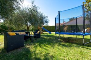 Zahrada ubytování VILLA LIVIA with three nice apartments, swimming pool, childrens playground, barbecue and free parking