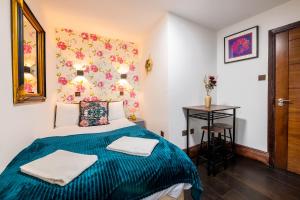 1 dormitorio con cama verde y pared de flores en ND Hotel - Hyde Park, en Londres