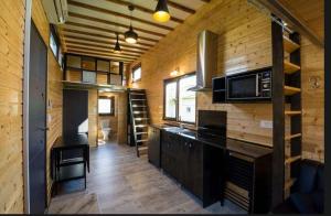 una cucina con piano cottura e forno a microonde di Tiny House Birner Ertl a Ertl