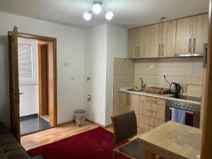 Kuhinja oz. manjša kuhinja v nastanitvi Apartmani BROD