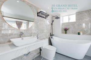 3H Grand Hotel tesisinde bir banyo
