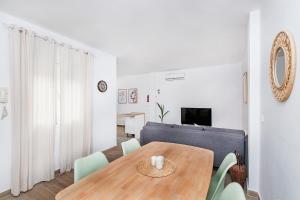 TV a/nebo společenská místnost v ubytování Marmoles 21, City Center Apartment + 5 fotografií