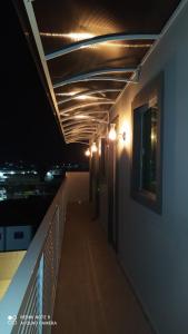 een balkon van een gebouw 's nachts met verlichting bij Pousada Mariza in Guarabira