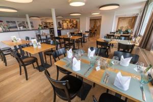 une salle à manger avec des tables et des chaises dans un restaurant dans l'établissement Hotel Tödiblick, à Braunwald