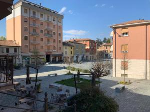 La terrazza sul Trebbia في ريفرغارو: شارع المدينة فيه مباني وطاولات وكراسي
