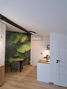Kuchyňa alebo kuchynka v ubytovaní Apartamenty Zielony Liść
