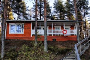 una pequeña casa en medio del bosque en Kultajärven Loimu60, en Villala