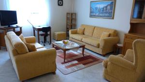 Sala de estar con 2 sofás y mesa de centro en Despina's house, en Nea Kalikratia