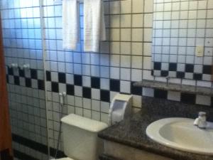 Um banheiro em Porto das Naus Praia Hotel