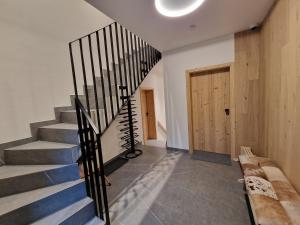 - un escalier en colimaçon dans une maison avec une porte en bois dans l'établissement Panorama Lofts Pec, à Pec pod Sněžkou