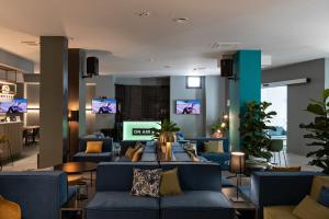 レッチェにあるArryvo Hotelのリビングルーム(青いソファ、テレビ付)