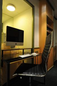 escritorio con monitor de ordenador y silla en Hotel Arlette Beim Hauptbahnhof, en Zúrich