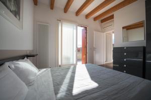 um quarto com uma grande cama branca e uma janela em Bertoldi Terme sul Garda - David em Nago-Torbole