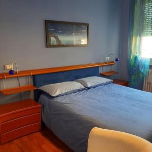 A bed or beds in a room at MìCè ottima soluzione per il centro e la Svizzera Még 14 kép