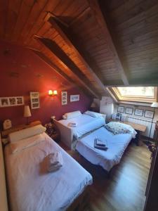 Posteľ alebo postele v izbe v ubytovaní DUPLEX ABUHARDILLADO EN ESTERRI d'ÀNEU
