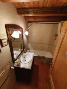 Kúpeľňa v ubytovaní DUPLEX ABUHARDILLADO EN ESTERRI d'ÀNEU