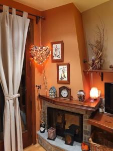Televízia a/alebo spoločenská miestnosť v ubytovaní DUPLEX ABUHARDILLADO EN ESTERRI d'ÀNEU