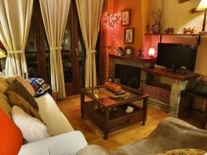 Televízia a/alebo spoločenská miestnosť v ubytovaní DUPLEX ABUHARDILLADO EN ESTERRI d'ÀNEU