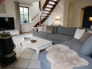 een woonkamer met een bank en een tafel bij Villa Buiten 108 in Callantsoog