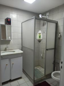 ポルト・デ・ガリーニャスにあるPrivê Recanto da Enseada - Serrambiのバスルーム(シャワー、洗面台、トイレ付)