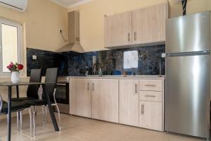 A kitchen or kitchenette at Chrispa's House