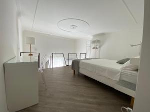 1 dormitorio con 1 cama, mesa y sillas en Palazzo Caltagirone Suite, en Palermo