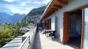 - un balcon d'une maison avec une table et des chaises dans l'établissement Bertoldi Terme sul Garda - Matthew, à Nago-Torbole