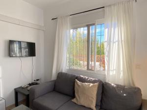 salon z kanapą i oknem w obiekcie Villa Sandra Little Haven Apartment w mieście Nerja