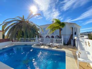 basen przed domem w obiekcie Villa Sandra Little Haven Apartment w mieście Nerja
