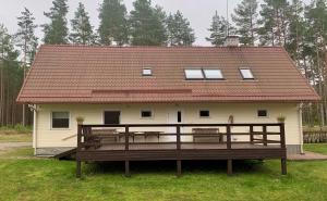 una casa grande con terraza y techo en Holiday Home Veskijõe, en Vaisi