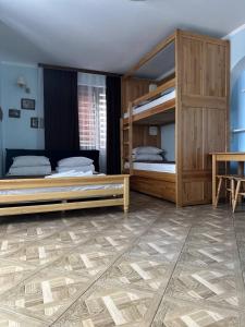 1 dormitorio con 2 literas y mesa en MAFA Apartaments en Bukovel