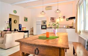 kuchnia i salon z drewnianym stołem w obiekcie 2 Bedroom Beautiful Home In Tavel w mieście Tavel